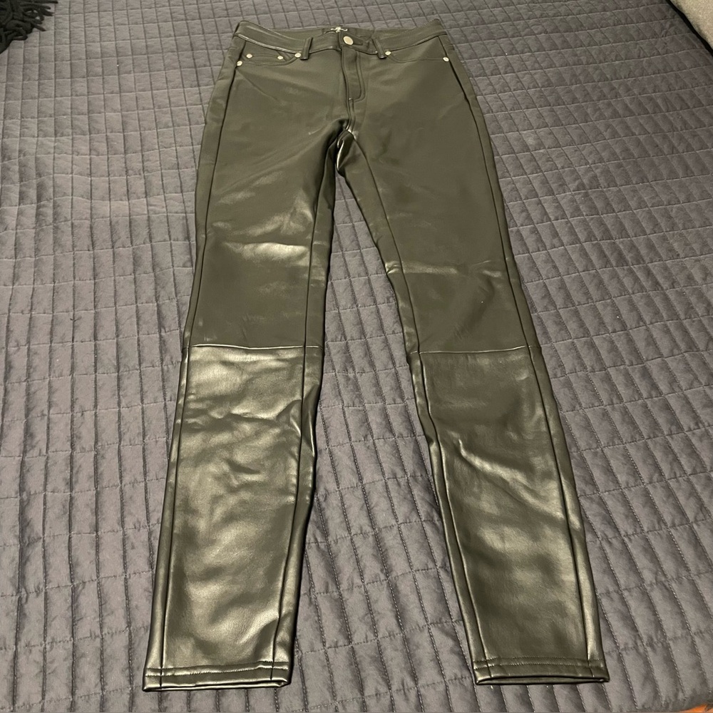 🆓🆓Free!! 7 for all mankind Stylish Black Faux Leather Pants. Size XS.